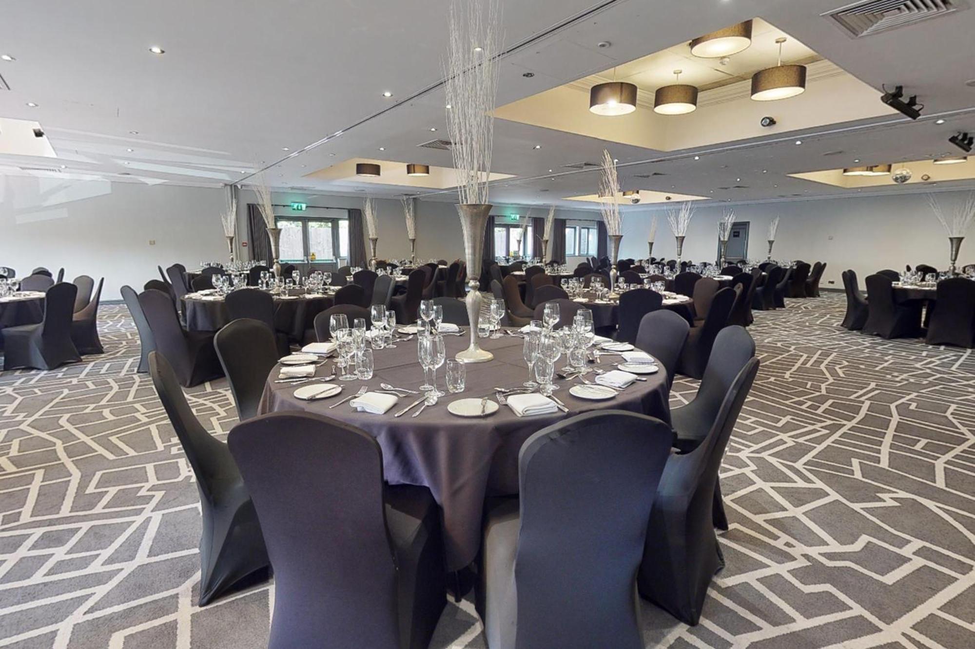 Village Hotel Cardiff Esterno foto