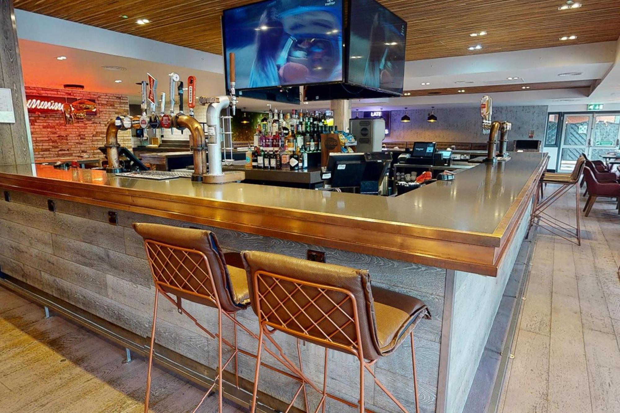 Village Hotel Cardiff Esterno foto