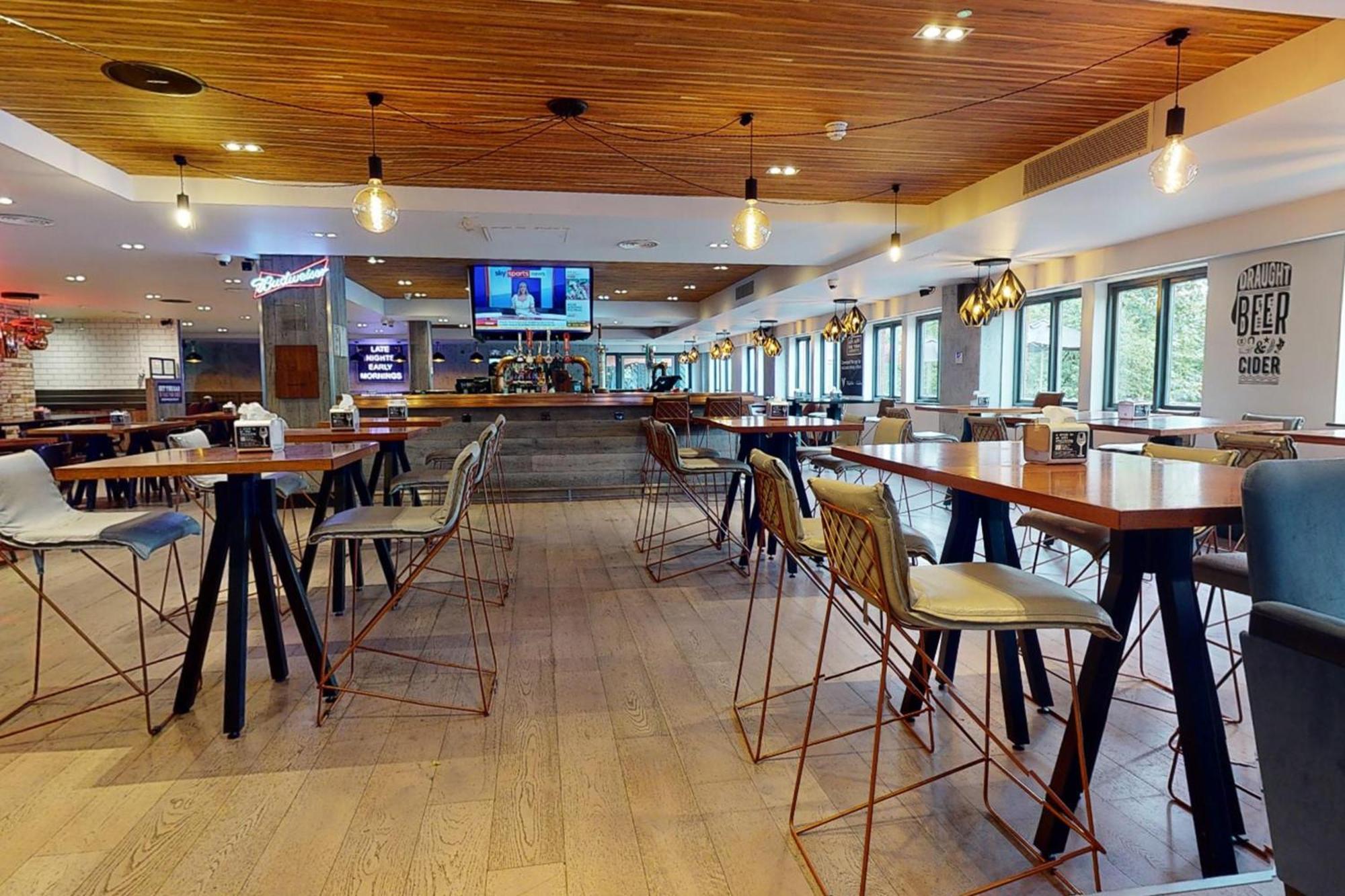 Village Hotel Cardiff Esterno foto