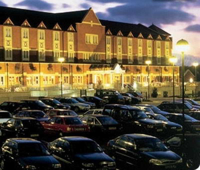 Village Hotel Cardiff Esterno foto
