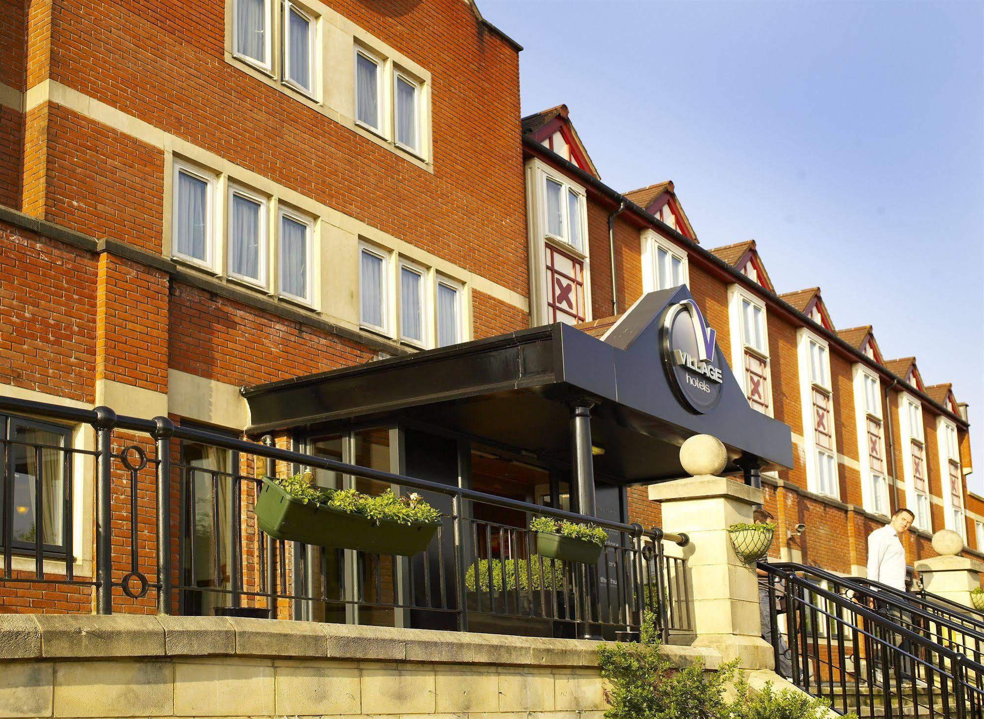 Village Hotel Cardiff Esterno foto
